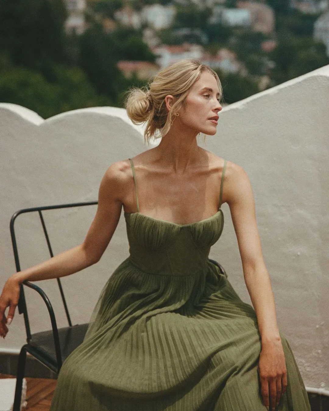 Olivia Dress – Modern Elegance with an Open Back