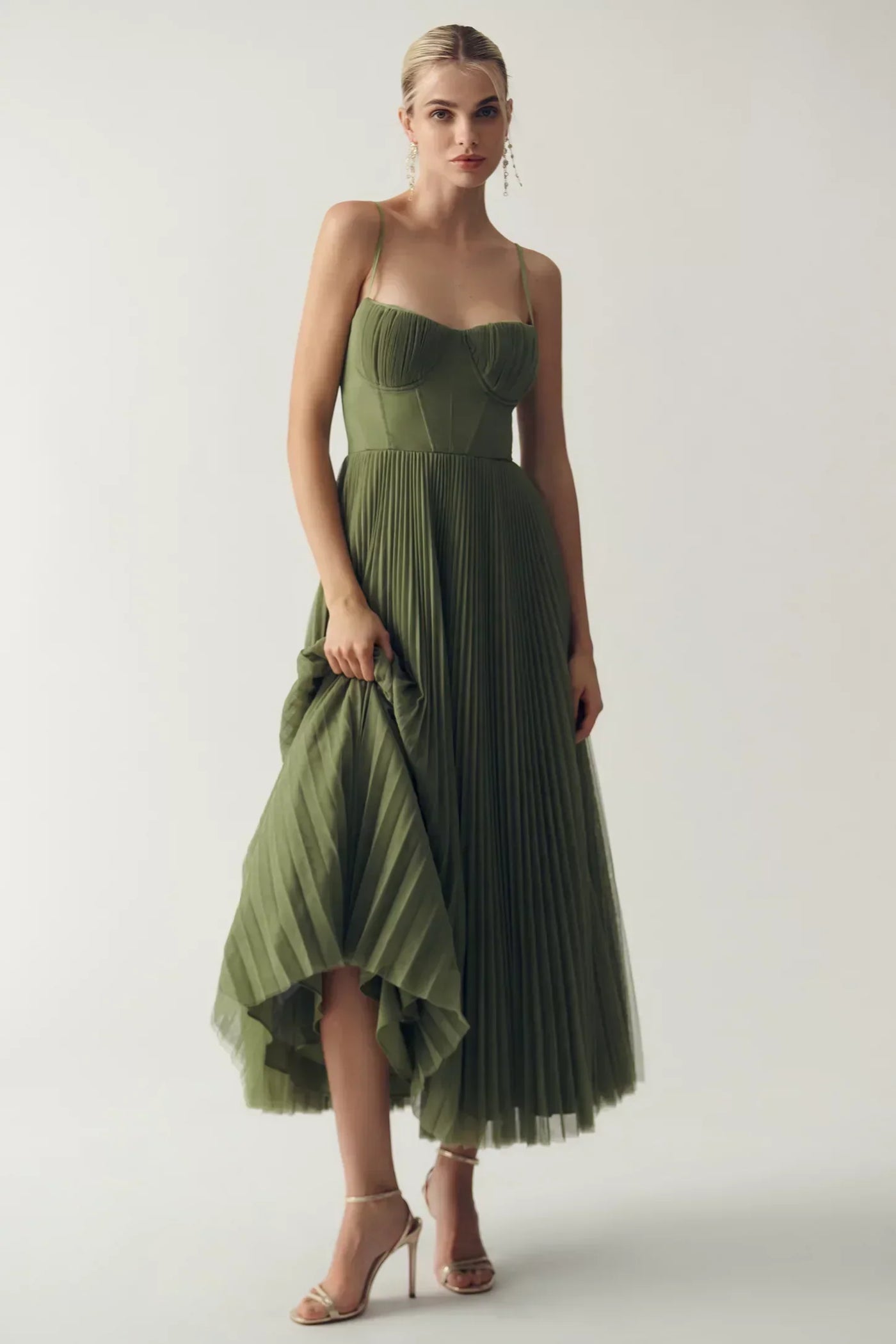 Olivia Dress – Modern Elegance with an Open Back